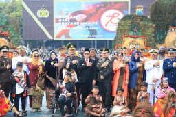 Pj. Gubernur Jatim Terima Piagam dan Pin Emas dari Kapolri di Hari Bhayangkara ke-78