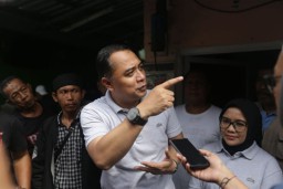 Cak Eri Pantau Pemasangan PJU di Perak Surabaya
