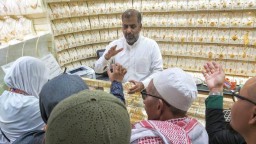 Meski Mahal, Jamaah Haji Minati Perhiasan Emas di Madinah
