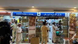 Nunggu Jadwal Pulang, Jamaah Haji Mampir di Toko Serba 1 Riyal di Madinah