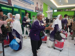 Jamaah Haji Debarkasi Surabaya Gelombang Dua Telah Tiba di Tanah Air