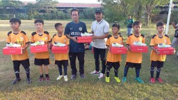 Smelter Freeport Bagi-bagi Sepatu Bola Untuk SSB Gresik