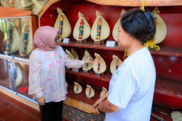 Pj. Ketua Dekranasda Isye Ajak Pengrajin Anyaman dan Sasando NTT Kolaborasi Bersama Pengrajin Jatim