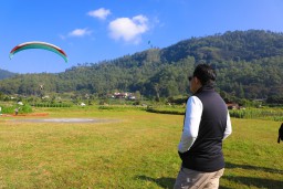 Rasakan Keseruan Paralayang di Kota Batu, Pj. Gubernur Adhy: Wajib Dicoba, Dijamin Bikin Nyandu