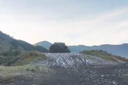 Suhu Turun, Permukaan Kawasan Gunung Bromo Diselimuti Butiran Es
