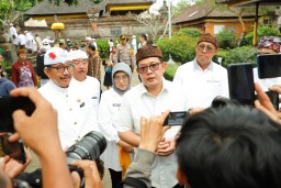 Pj Gubernur Jatim Hadiri Upacara Karya Tawur Agung Labuh Gentuh dan Panca Wali Krama di Lumajang