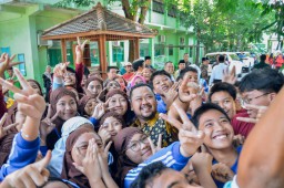 Bupati Gresik Kampanyekan Gerakan Aksi Bergizi dan Bagikan Seragam Gratis