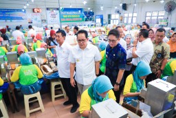 Pj. Gubernur Jatim Salurkan BLT DBHCHT pada 393 Buruh Pabrik Rokok Bojonegoro