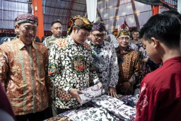 Bupati Yes Luncurkan Luncurkan Tiga Motif Batik Khas Desa Sendangagung Lamongan