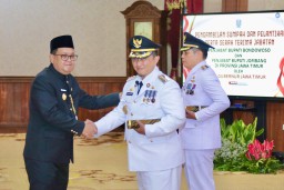 Pj Gubernur Adhy Lantik Pj .Bupati Bondowoso dan Pj. Bupati Jombang