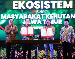 Pj. Gubernur Adhy Ajak Masyarakat Jatim Masifkan Sedekah Oksigen dengan Tanam Mangrove