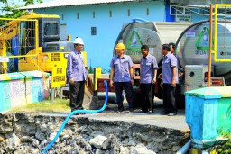 Terjebak Jembatan Ambruk, Truk Tangki PDAM Sidoarjo Justru Bantu Salurkan Air Bersih