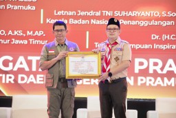 Pj. Gubernur Adhy Terima Pin Emas dari BNPB
