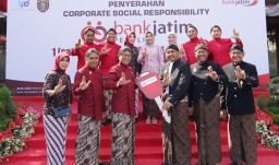 HUT Ngawi Ke-666, Bank Jatim Serahkan Satu Unit Mobil Pemadam Kebakaran ke Pemkab Ngawi