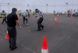 Sambut HUT RI, Bule Ekspatriat Smelting Ikut Lomba Giring Bola Mata Tertutup Contong