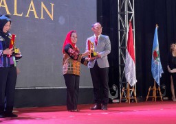 Pj. Wali Kota Mojokerto Raih Penghargaan Pembina Koperasi Andalan