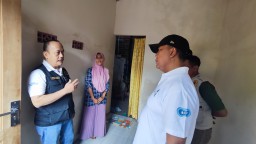 Pj. Bupati Jombang Salurkan Bantuan Program Bedah Rumah di Kelurahan Kepanjen