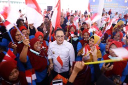 Pj. Gubernur Adhy Salurkan BLT DBHCHT Kepada 4.209 Buruh Pabrik Rokok