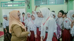Sambangi Sekolah, Bu Min Pastikan MPLS Gresik Berjalan Lancar