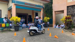 Tips Cerdas Berkendara Cari Aman di Jalan Dengan Sepeda Motor Listrik.