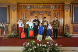 5.290 Peserta Didik Baru SD dan SMP Se-Kota Mojokerto Dapat Perlengkapan Sekolah Gratis