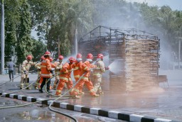 Bupati Gresik Kukuhkan dan Bina Relawan Pemadam Kebakaran