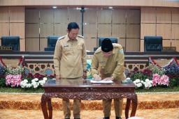 Bupati dan Ketua DPRD Lamongan Tandatangani Komitmen Anti Korupsi