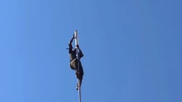 Aksi Heroik Satpol PP Lamongan Naik Tiang Bendera Saat Kait Bendera Lepas