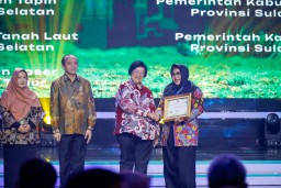 Pemkab Gresik Kembali Terima Penghargaan Proklim dari KLHK