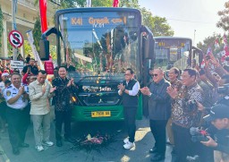 Pj Gubernur Jatim Didampingi Bupati Lamongan Launching Bus Trans Jatim Koridor IV