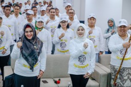 Kajati Jatim dan Wabup Gresik Tanam Pohon Mangrove di Pesisir KEK JIIPE