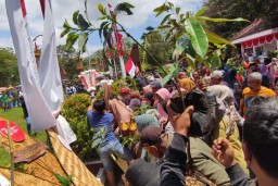 Rayakan Hari Jadi, Pemkab Trenggalek Bagikan Karangan Bibit Tanaman