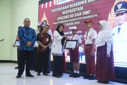 Bupati Ikfina Serahkan 229 Beasiswa Kepada Pelajar Mojokerto