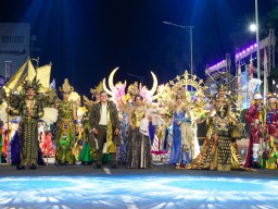 Petrokimia Gresik Hadirkan Artwear Berbahan Kantong Pupuk di JFC 2024