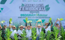 Petrokimia Gresik Panen Tembakau Program Makmur di Grobogan
