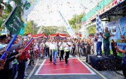 Ribuan Warga Gunungsaru Meriahkan Jalan Sehat HUT Petrokimia Gresik dan HUT RI
