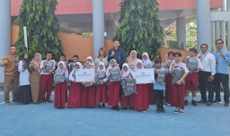 YBM BRILiaN BO Manukan Bantu Paket Pendidikan di SDN Lidah Kulon Surabaya