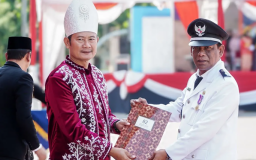 Bupati Lamongan Beri Penghargaan 69 Kades di Upacara HUT RI
