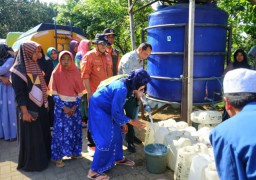 BPBD Jatim Droping Air Bersih dan Serahkan Bantuan Logistik di Mojokerto