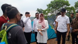 Bupati Ikfina Apresiasi KKN UK Petra Bangun Kolam Renang di Mojokerto