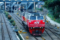KAI Hiasai Kereta Api dan Stasiun dengan Ornamen Merah Putih