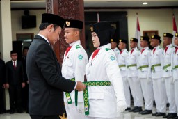 Jelang HUT RI, Bupati Yes Kukuhkan Paskibraka Lamongan
