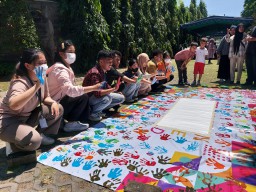 Unusa Ajak Mahasiswa Asing Buat Tote Bag Tye Dye