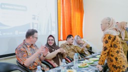 Pengajar Patologi Melbourne Australia Tertarik Kegiatan UPT Resources Center Gresik