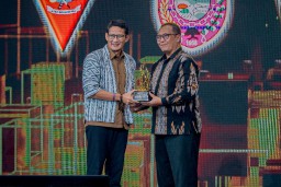 Menparekraf Sandiaga Serahkan Penghargaan Inovasi Ekraf dan Pariwisata Untuk Kabupaten Gresik