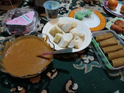 Rebo Wekasan Desa Suci Gresik, Belum Lengkap Sebelum Nikmati Lontong Bumbu Ladan