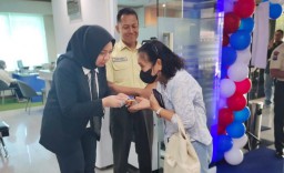 BRI BO HR Muhammad Beri Layanan dan Special Gift untuk Nasabah