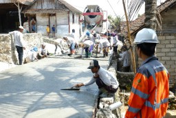 SIG Dukung Pembangunan Jalan di Enam Desa di Rembang dan Blora