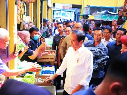 Dampingi Presiden Jokowi Blusukan di Pasar Soponyono, Pj. Gubernur Adhy: Harga Bahan Pokok Stabil dan Inflasi Terjaga