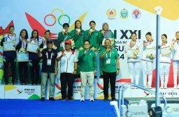 Kalungkan Medali pada Dua Atlet Renang Jatim di PON XXI/2024, Pj. Gubernur Adhy: Selamat Para Juara, Terima Kasih Telah Harumkan Nama Jatim